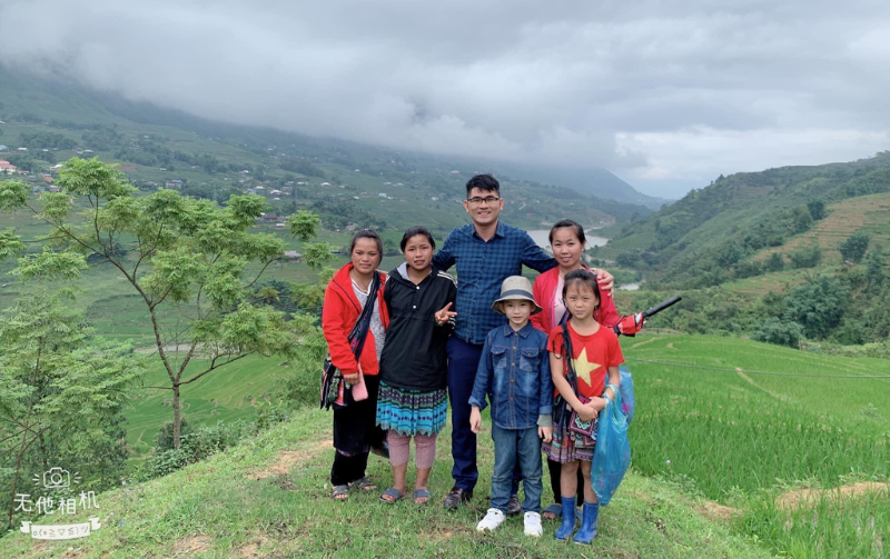 Xin bỏ dép ngoài kia
